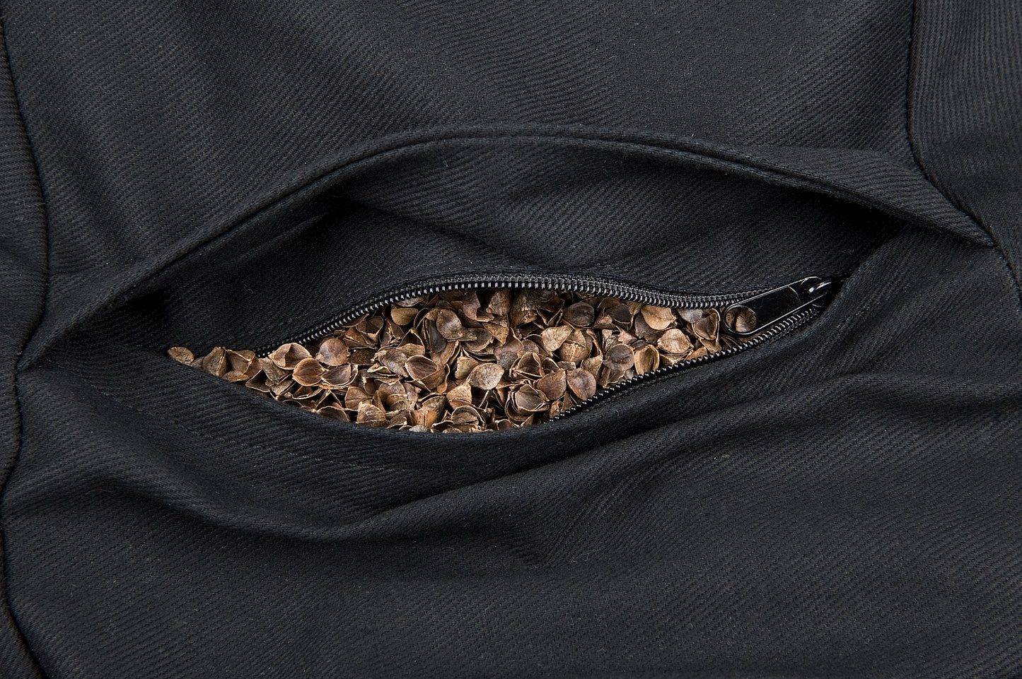 Zafu mit Füllung aus Buchweizenspelz 40x15 cm (schwarz)