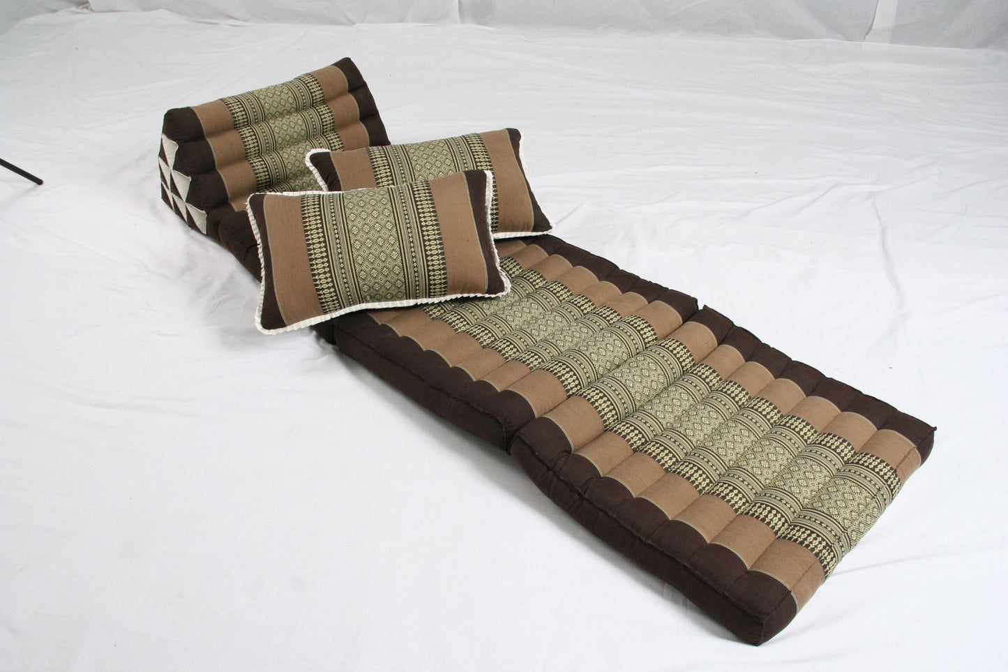 Thaikissen Set: Dreiecksmatte mit 2 Sofakissen Brauntöne