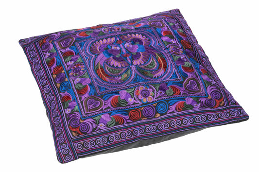 Kissenbezug 40x40 mit Stickereien (lila/blau)